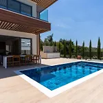 Santa Barbara Seafront W Jacuzzi Pool Villa *