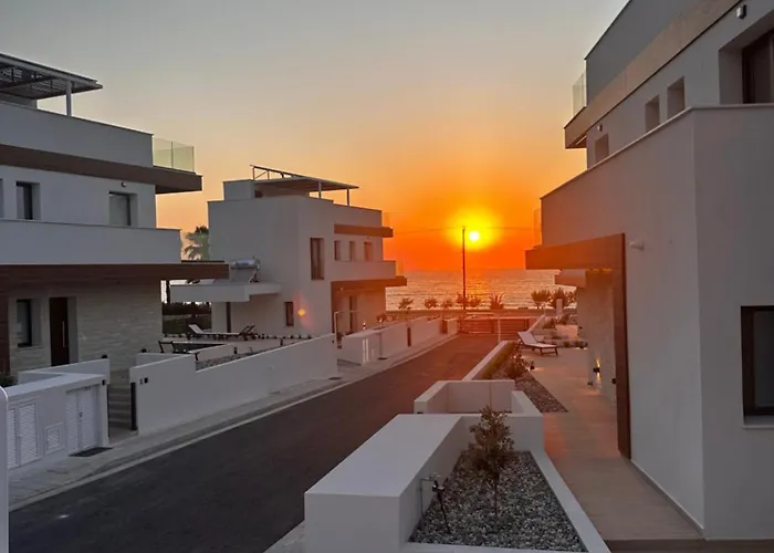 Santa Barbara Seafront W Jacuzzi Pool Paphos