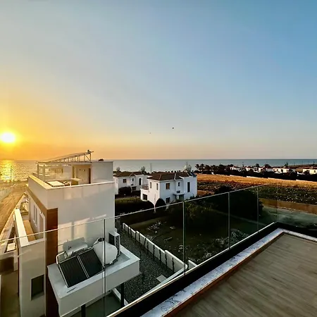 Santa Barbara Seafront W Jacuzzi Pool فيلة بافوس
