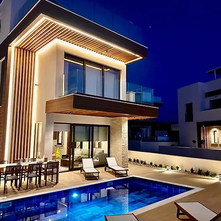 Villa Santa Barbara Seafront W Jacuzzi Pool *