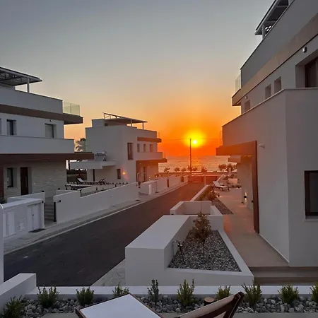 Santa Barbara Seafront W Jacuzzi Pool بافوس