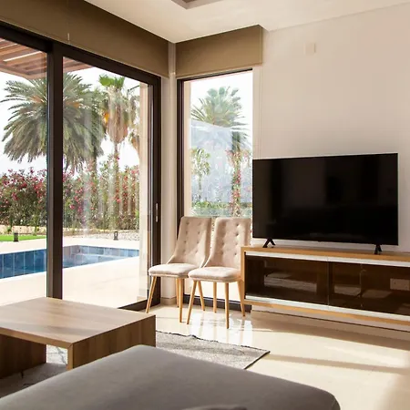 Santa Barbara Seafront W Jacuzzi Pool 빌라 파포스