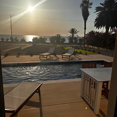 Santa Barbara Seafront W Jacuzzi Pool 파포스