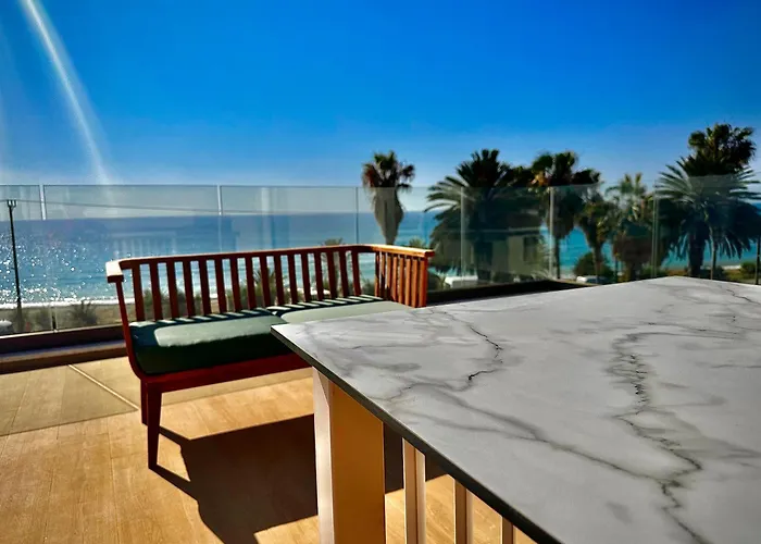 Santa Barbara Seafront W Jacuzzi Pool 파포스