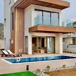 Villa Santa Barbara Seafront W Jacuzzi Pool *